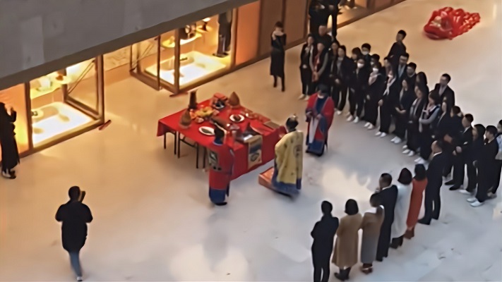 爱马仕开业请道士做法 商场回应
