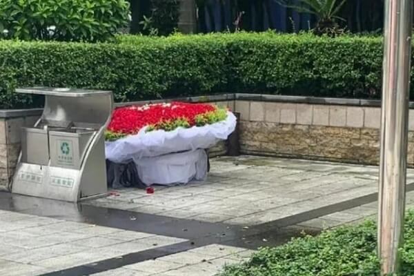 情人节的垃圾桶成了“致富秘笈”？