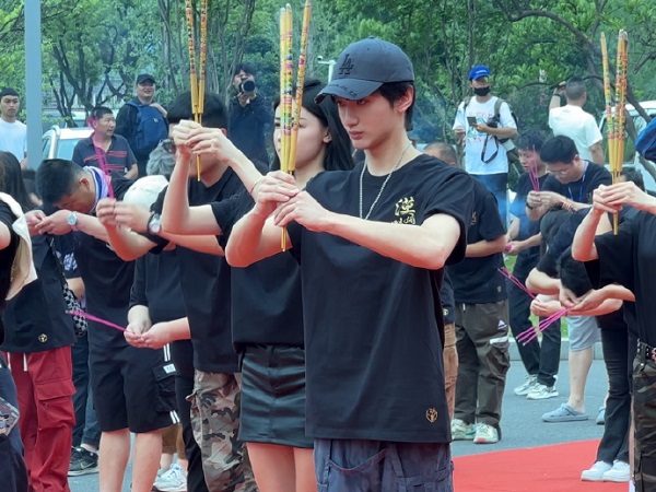 好利来二公子也去演戏了