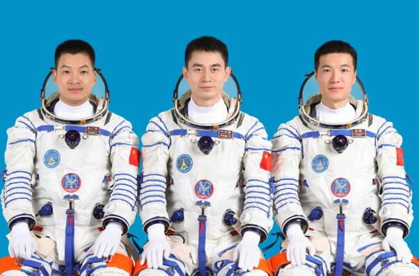 神舟十八号航天员乘组合影