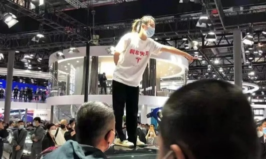 爬上特斯拉车顶女车主被判公开致歉