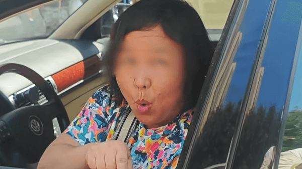 开使馆车叫嚣有豁免权的女子道歉